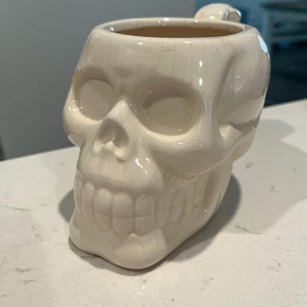 Skull decor goth alternative read caption